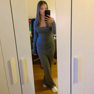 Långärmad klänning - Säljer denna långärmade klänningen från Nelly i storlek XXS. Den har jätteskönt material och är endast använd en gång! 