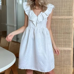 Klänning - Supersöt klänning från BYIC. Köpte inför studenten men kom ej till användning, så helt ny med prislappar och allt kvar! Nypris 999,95 kr🩷