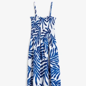 Sommarklänning med blått mönster - Aldrig använt, sitter väldigt fint och har justerande axelband 🪷