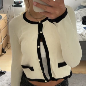 Vit kofta  - Jättefin vit kofta från zara, köpt för ett tag sen. Skick 9/10. Storlek S men passar bra till en XS