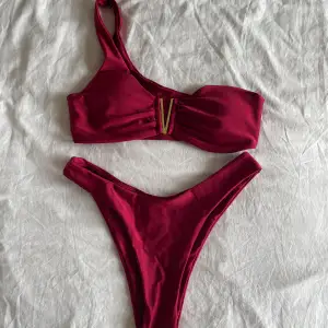 Röd bikini från Zaful strl S 🌹 helt oanvänd! Säljer då hantverket tyvärr inte riktigt uppfyllde mina förväntningar