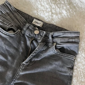 Gråa Jeans ONLY - Väldigt sköna jeans från Only! Flared Jeans