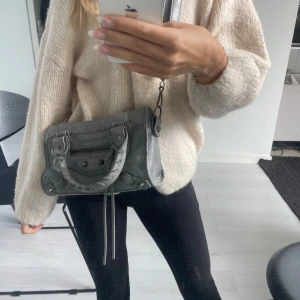 Balenziaga liknande väska - Jag säljer denna Balenziaga liknande väska eftersom den inte kommit till användning. Den är i bra skick och köpt för 900kr. Skriv för fler bilder💗