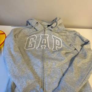 GAP hoodie i storlek xxs.knappt använd, jätte bra skick(väl omhändertagen) 💗