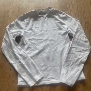 En fin vit tröja som är storlek 146-152, jag har använt den lite men den är för lite för mig. Priset kan diskuteras 