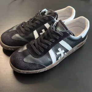 Premiata bonnie  - Ett par riktigt feta premiata bonnie skor där nypriset ligger på ca 185 euro. Pris går att diskutera självklart. Skick 9/10 aldrig använda utan bara testade.