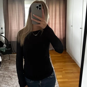 två långärmade tröjor - Två skitsnygga likadana långärmade tröjor i svart och vit från intimissimi i storlek S. Som nya, endast använda några få gånger!🤍