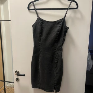 Fin jeansklänning i storlek 34 - En super fin jeansklänning i storlek 34 som aldrig är använd, säljer pågrund av för liten 💕