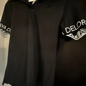 Oanvänd Maya Delorez topp - Maya Delorez Topp, med t-shirtärm. Så snygg och skön, men har tyvärr aldrig kommit till användning.  Endast provad.  Nypris: 600kr Mitt pris 350kr kan ev sänkas vid snabb affär.   Fraktas helst inte. 