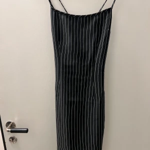 Fin klänning med öppen rygg  - Klänning i storlek 34, använd ett fåtal gånger så den är i fint skick 💕