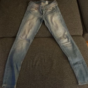 Ljusblåa hm jeans  - Storlek 34, stretchiga, ljusblåa, användt 1-2 gånger 