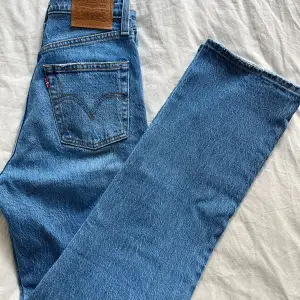 Levi’s jeans i modellen Ribcage, använda ca 2-3 ggr. Storlek W24 L32.