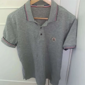 Moncler piké  - Stilig grå moncler piké som bara dammat i garderoben ett tag därför säljer jag nu den! Skick 8/10 det är bara att skriva vid funderingar