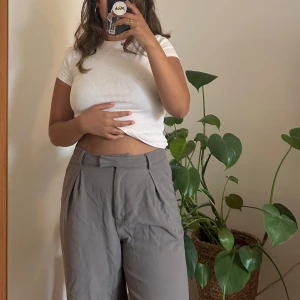 Baggy weekday byxor - Supersköna byxor från weekday. Ganska baggy i storleken. Jag är 163 cm lång för referens.