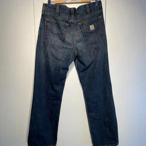 Carhartt relaxed fit jeans - Hej, säljer ett par workwear jeans från Carhartt i mörkblå tvätt. Storlek 32 30 och True to Size. Härlig färg. Grym kvalite. Avslappnad passform. Nypris 1400kr. Pris kan diskuteras. Hörs i DM! 