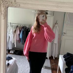 Rosa stickad tröja - En supergullig knallrosa stickad tröja med lite längre armar🤩💞💓 Har använts kanske 4-5 gånger👌 