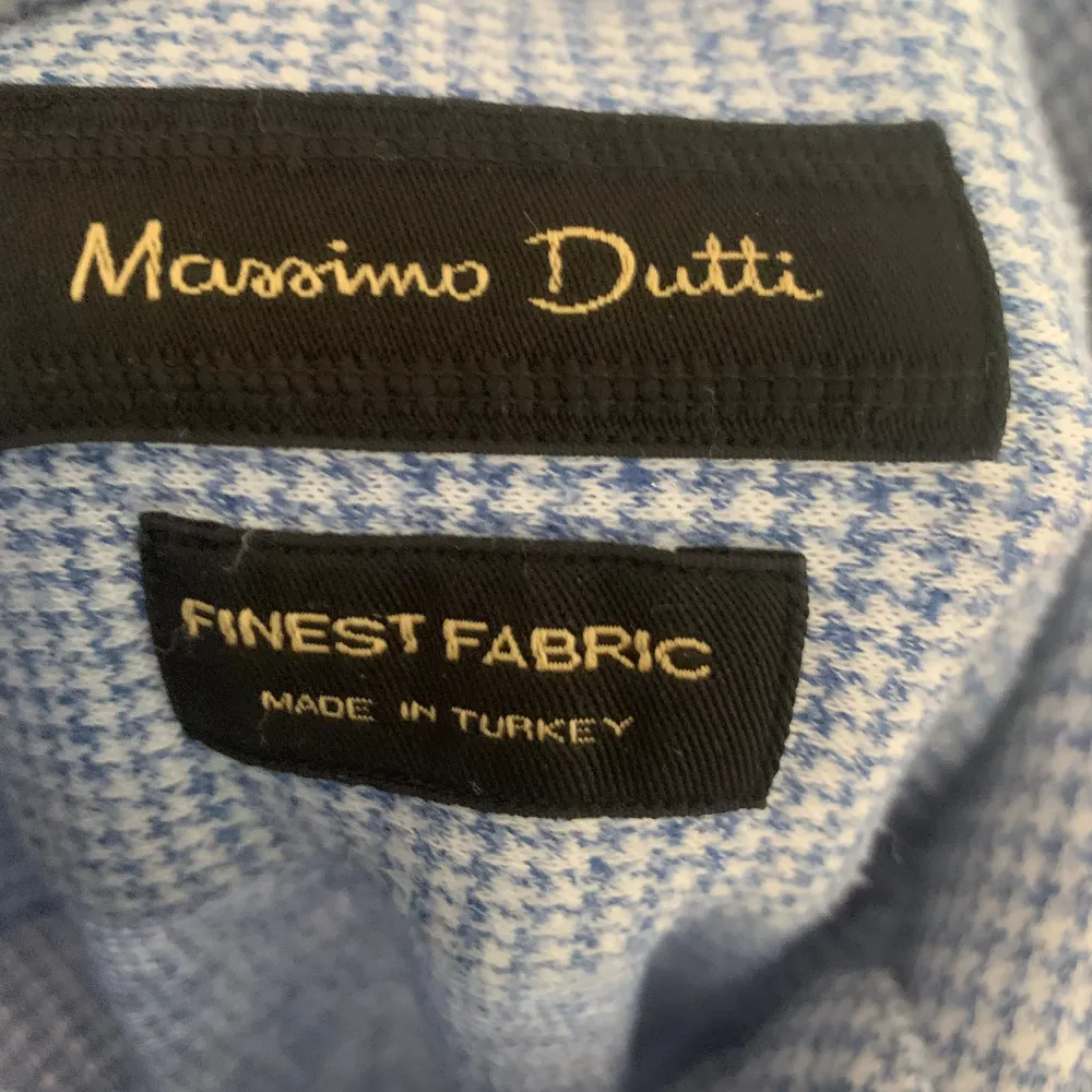 Säljer denna Massimo dutti skjortan. Mycket skön skjorta och perfekt för sommaren. Skicket är 10/10. För minsta fundering, hör av dig👍🏻. Skjortor.