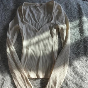 Tröja  - Säljer denna jätte fina och prefeta tröjan från Nelly då den inte har kommit till användning någon gång🩷🌸🌷