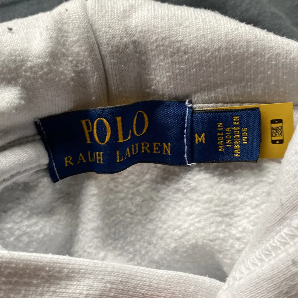 Hej, säljer nu min Ralph lauren hoodie som är storlek S/M då den inte används längre fint skick 9/10  Köpt förra året inte använd mycket . Hoodies.