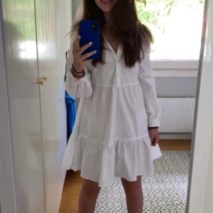 Vit zara klänning - Vit zara klänning lång ärmad (OBS sytt i v ringning inget som syns, sista bilden)
