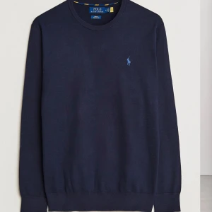 Polo sweatshirt  - Tja säljer nu min polo sweatshirt då den är tyvärr för liten. Original pris är 1899! Skick 8/10. Var inte rädd att fråga frågor mvh Victor 😀