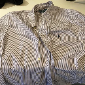 Ralph lauren skjorta  - Storlek L Nypris 1500 Säljes pga växt ut  