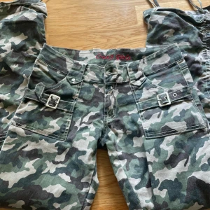 . - Jätte snygga jeans från crazy girls🫶🏻, köpte second hand för jätte mkt pengar men de är så snygga, jätte bra skick och sitter lågmidjat och snyggt, längst ner finns det snören som man kan dra åt och dra ut, om man vill ha ”skinny” jeans eller flare🫶🏻