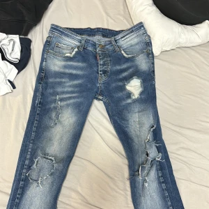 Dsq2 jeans - Dsq2 jeans storlek 170 tror jag inte 100% säker