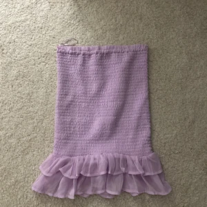 Kjol - Säljer denna slutsålda kjolen från bikbok, använd 1 gång, står xs på lappen men passa mig som har storlek s, ställ frågor vid funderingar🩷