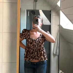 Blus - ☀️Leopard blus i nyskick ☀️