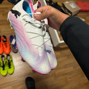 Elite fotbollsskor till salu - Hej, har fått in nya elite skor nästan allt är strl 44 förutom 2 par som är strl 43. Skorna är i nyskick och säljs för brs pris vid eventuellt intresse så är det bara och skriva!  Phantomss SÅLDA