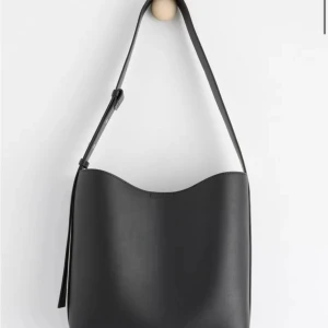 Stor axelremsväska Lindex - Nypris: 500kr  Säljs för: 350kr Inga defekter, precis som ny 