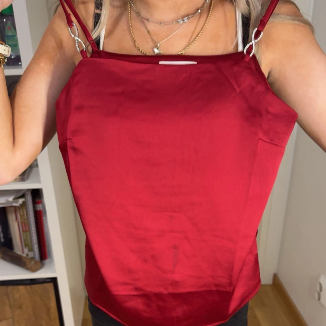 Röd satinlinne med smala axelband