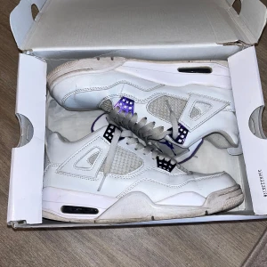 Air Jordan 4 Retro - Säljer dessa Jordan 4 metallic purple. Den är i storlek 43.