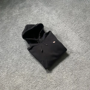 Svart hoodie från Dickies - Tjena! Säljer nu denna schyssta Dickies hoodien för ett riktigt bra pris!!🔥Köptes förra året men har endast använts 2-3 gånger (HELT NY). Nypris = 699kr, Hemsida: Carlings. Hör av dig vid frågor/funderingar. Det är ett riktigt bra pris 🏆 Passa på!!