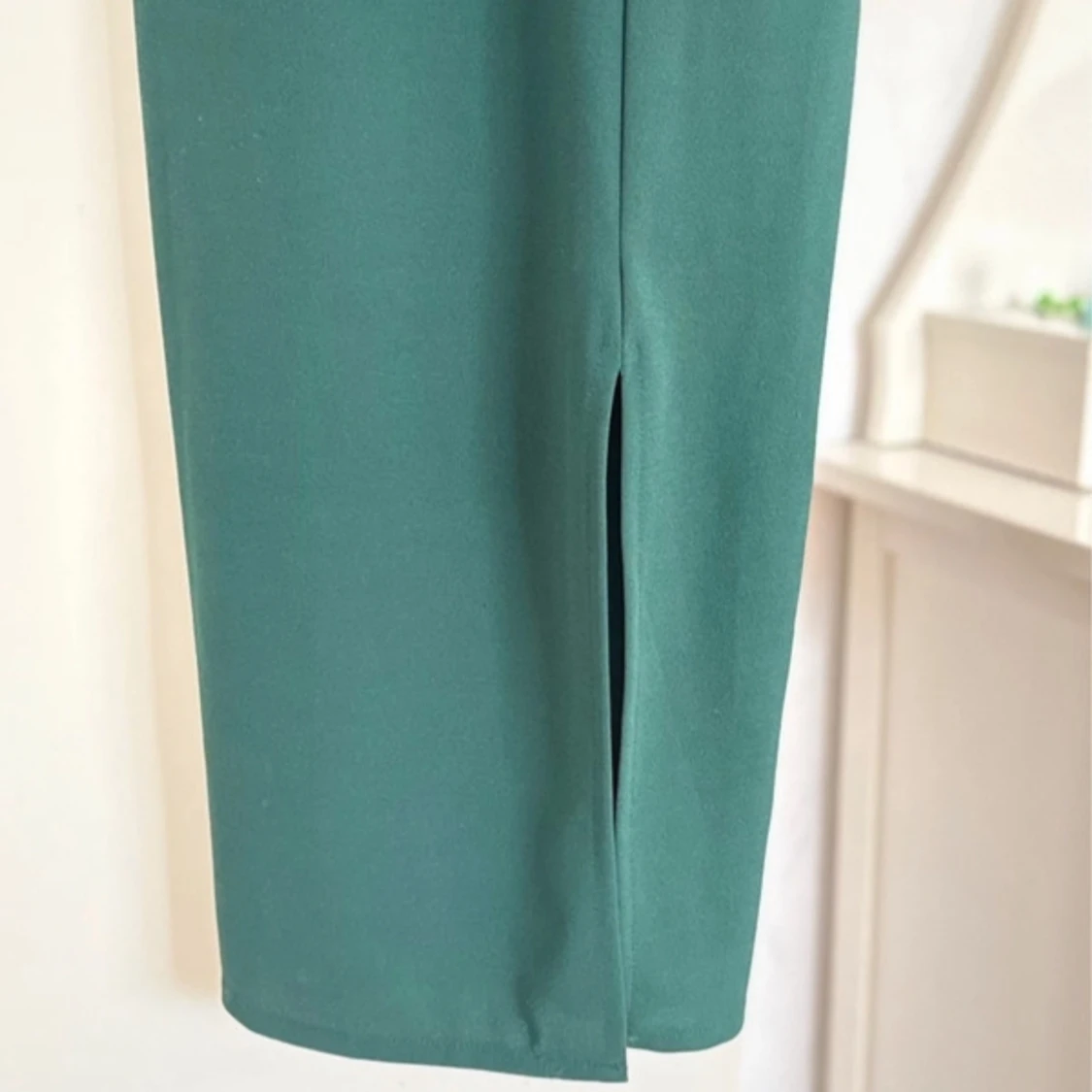 Grön klänning med spets och slits - 3