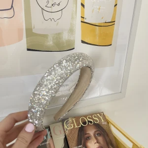 Glittrigt diadem - Säljer mitt älskade diadem då jag var i Köpenhamn nyligen och införskaffade mig för många nya💖