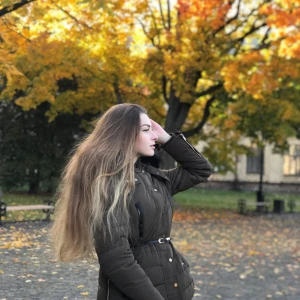 Dunnjacka  - Säljer en mörkgrön parkajacka med quiltad design . Jackan har hög krage, långa ärmar och knappar framtill. Perfekt för kyligare dagar och ger en snygg siluett.