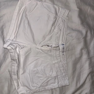 Vita shorts från Piazza Italia - Snygga vita shorts från Piazza Italia med klassisk femficksdesign och dragkedja fram. Perfekta för varma dagar och har en stilren look som passar till det mesta. Modellen är kort och har normal passform.