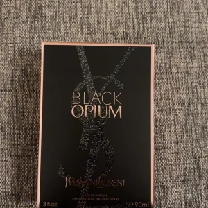 YSL black opium - Bought for my girlfriend she didn’t like the smell, only used once. Price can be negotiated 