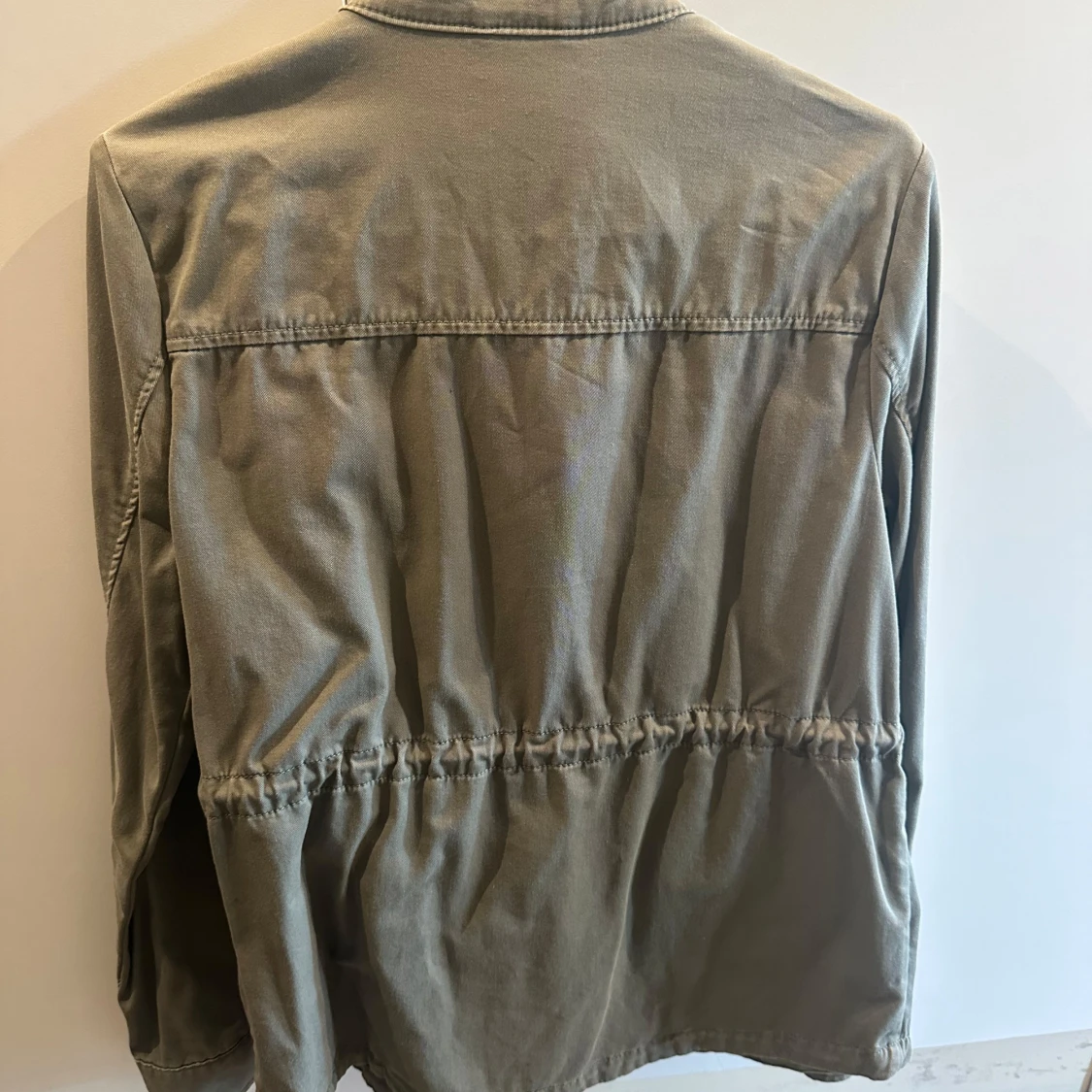 Olivgrön utilityjacka med knappar - 1