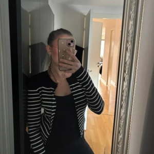 Kofta h&m  - Randig super snygg kofta. Storlek XS. 80kr använd en gång.