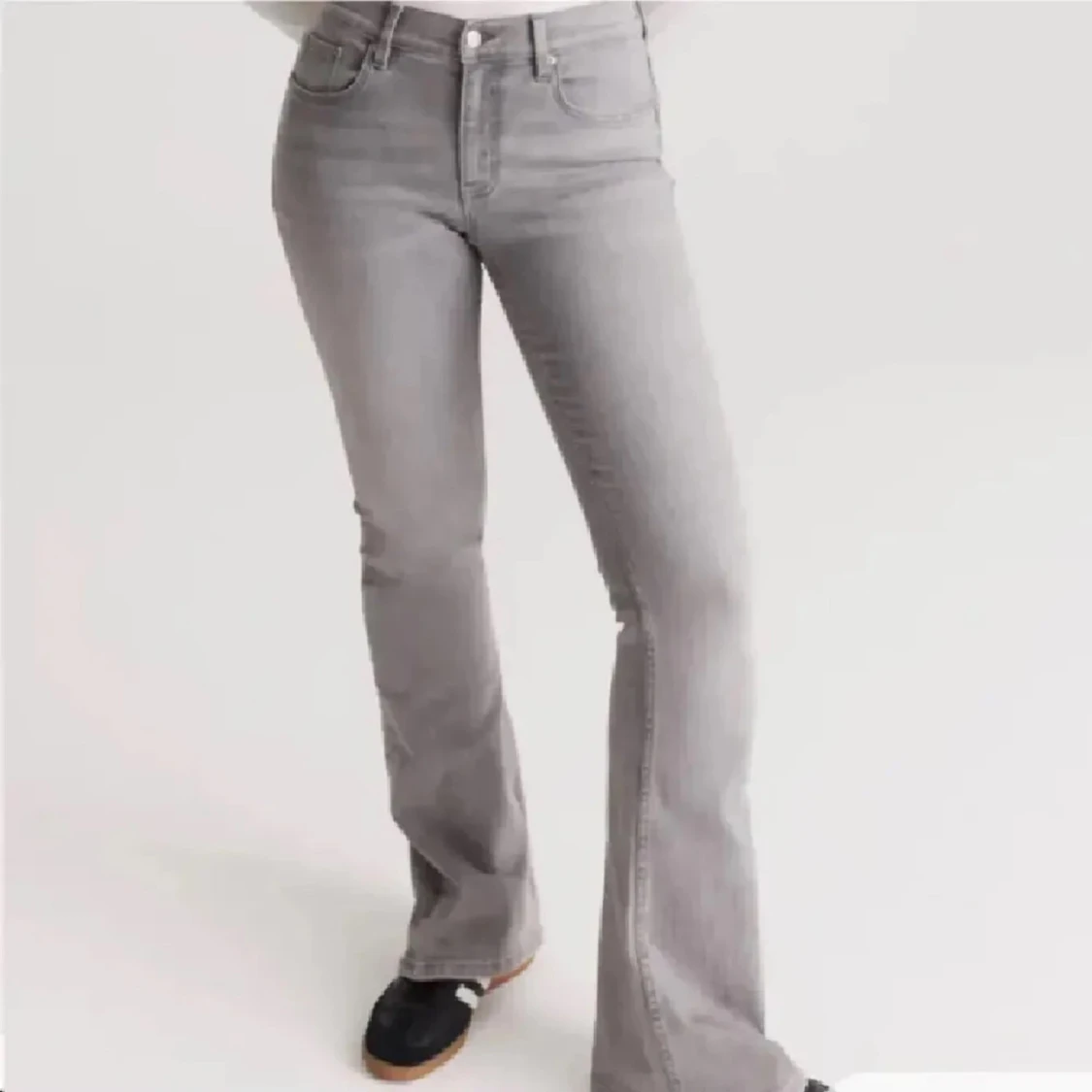 Grå bootcut jeans