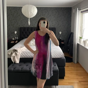 Mönstrad Desigual klänning - Typisk mönstrad klänning från Desigual i L. Väldigt fint skick och mjukt material