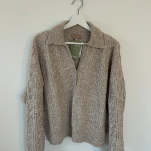 Stickad tröja - Säljer en beige stickad tröja, jättemjuk och skön! Storlek S men skulle säga att den är lite oversized. Helt ny med prislappen kvar, nypris 299kr!