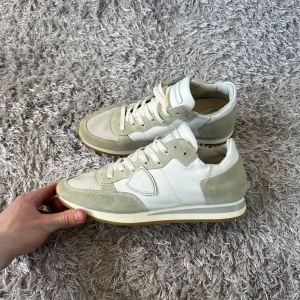 Philippe Model Trainers  - Ett par sköna Philippe Model trainers som kommer vara perfekt i sommar! | Fint skick förekommer några små tecken på användning men inget större! | Storlek 40. | Ställ gärna frågor innan du köper!