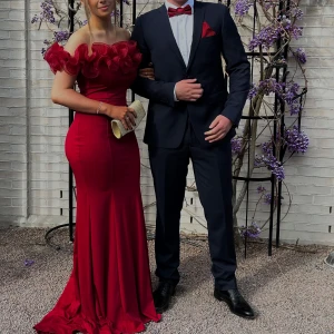 Röd/vinröd balklänning - Säljer en elegant röd långklänning som jag älskade att ha på min bal, men nu finns det inga fler tillfällen jag kan ha den på sig igen tyvärr. Nu får det vara någon annans tur att ha på sig denna otroliga klänningen. Den perfekt för bal eller fest. Axelbandslös och har en dramatisk, golvlång siluett. (Den är i storlek S men skulle säga att den passar M också)