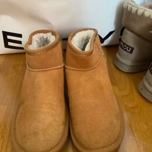 Uggs liknande skor - Uggs liknande skor, låga. 