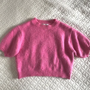 Rosa stickad tröja från ZARA - Rosa stickad tröja från ZARA med kort, croppad passform och puffiga korta ärmar.  Fint skick! Storlek S 🩷 obs! Den ser luddigare ut (nopprig) på bild  