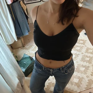 Brandy Melville topp - Säljer denna svarta Brandy Melville topp med spagetti band. One size. Passar mig som är XS-M. Köparen står för frakt och plagget är kvar så länge det ej står SÅLD🖤☕️🐝